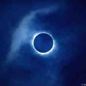 Das Auge Saurons - Totale Sonnenfinsternis vom 11. August 1999, aufgenommen auf einem ehemaligen Schlachtfeld in der N&auml;he von Verdun, Frankreich &mdash; Minolta XD-7, Kodachrome 64, 11. August 1999. © Bernd Nies